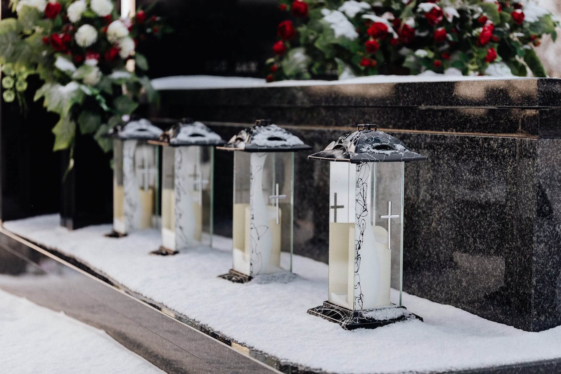 A compromise: the semi-anonymous funeral