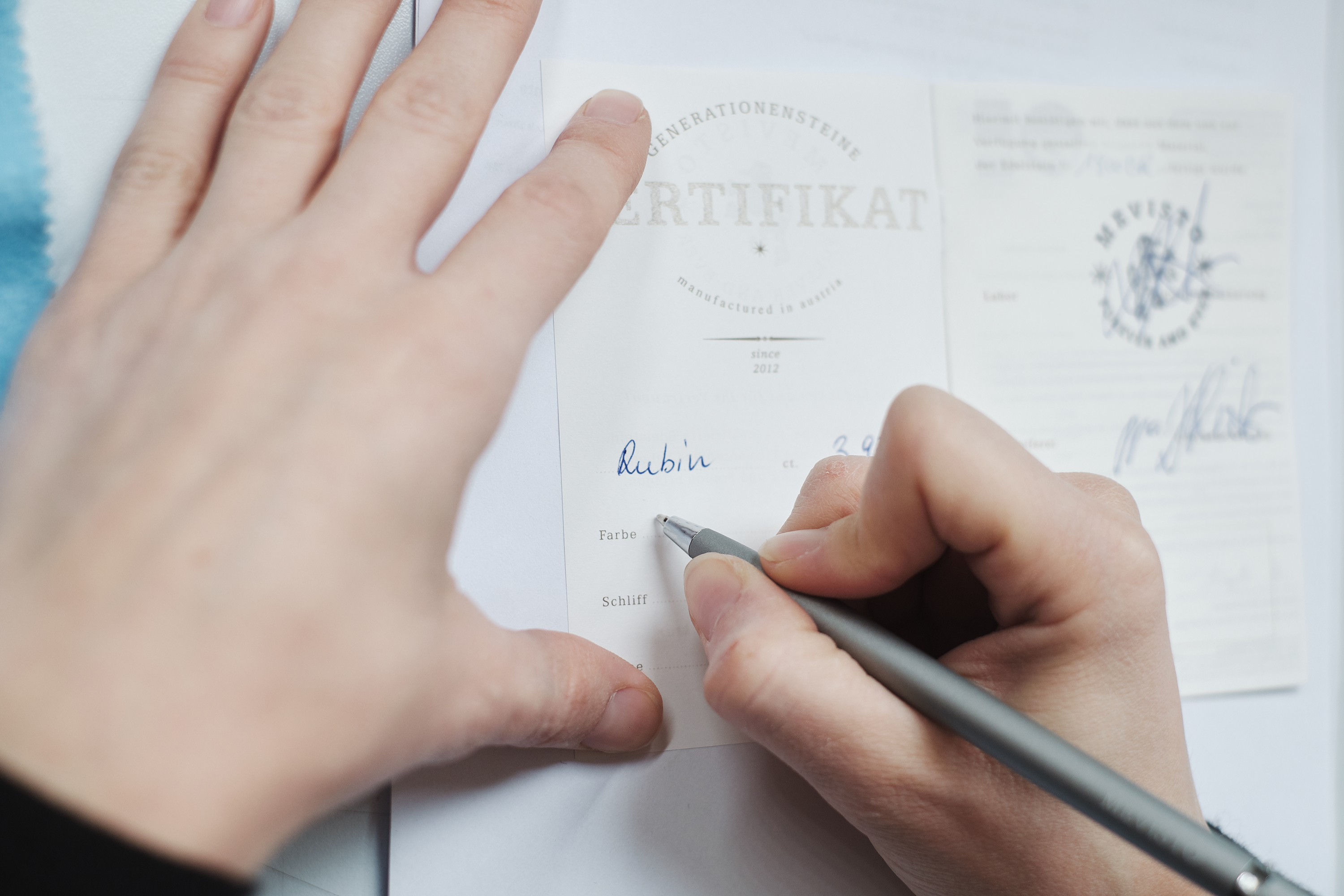 Zertifikat für Edelsteine Mevisto stellt ein Zertifikat für jeden Edelstein aus